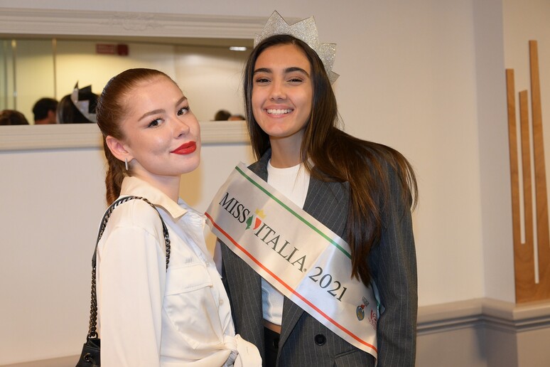 Miss Italia Zeudi Di Palma con la modella russa РИТА - RIPRODUZIONE RISERVATA