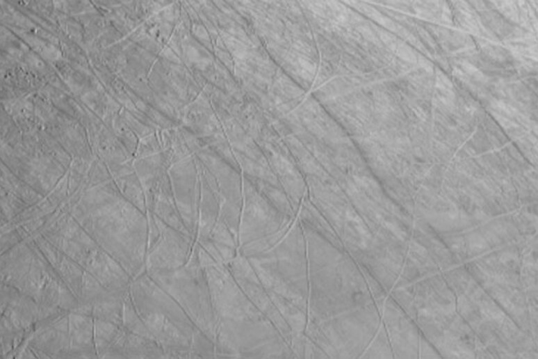 La superficie di Europa ripresa da Juno nel sorvolo del 29 settembre (fonte: NASA/JPL-Caltech/SWRI/MSSS) - RIPRODUZIONE RISERVATA