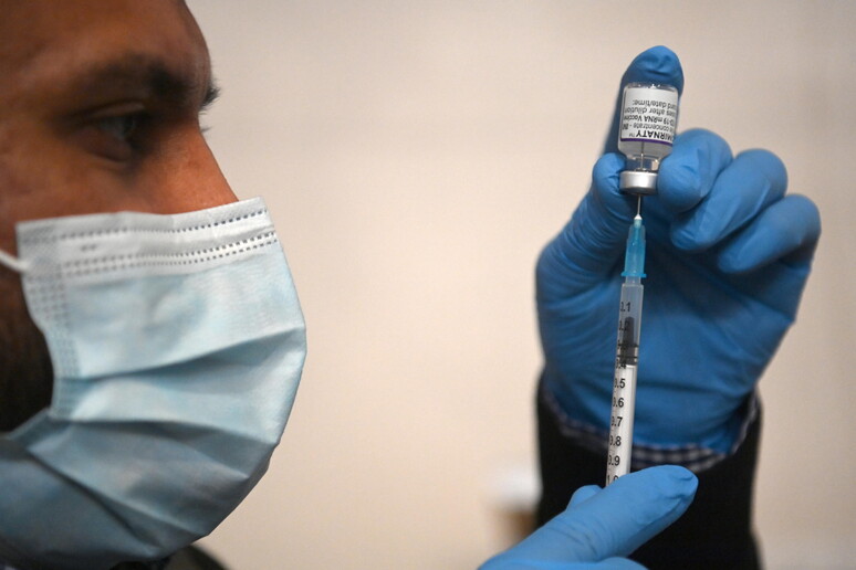 Schillaci, al via campagna vaccini. Proteggere più deboli © ANSA/EPA
