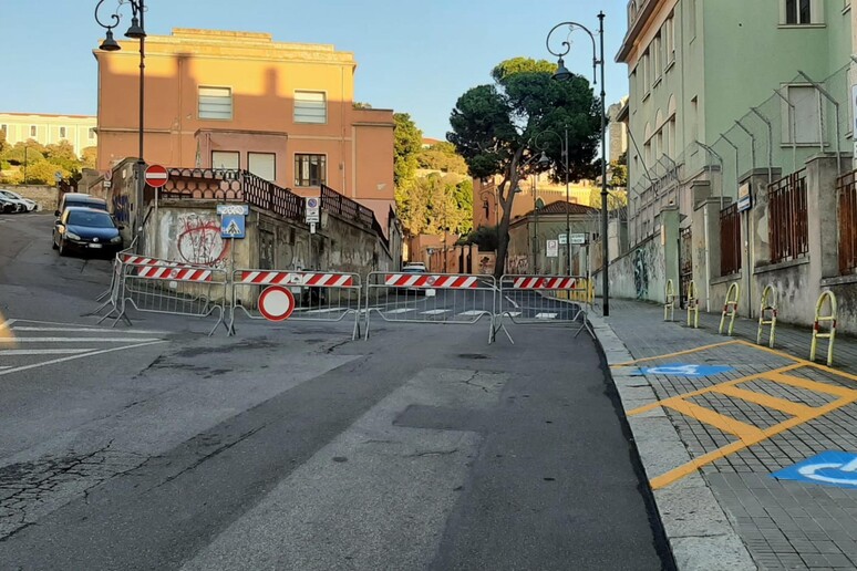Muro pericolante a causa di un albero, chiusa via Porcell a Cagliari - RIPRODUZIONE RISERVATA