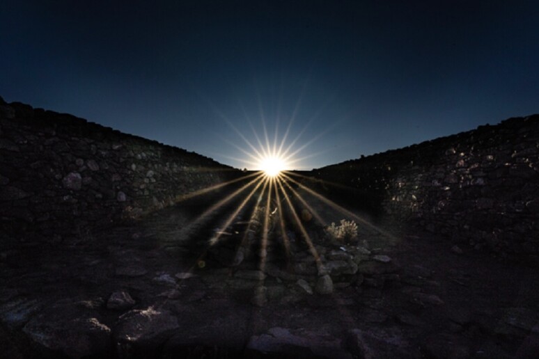 Il Sole spunta nei pressi del monte Tlaloc (fonte: Ben Fiscella Meissner) - RIPRODUZIONE RISERVATA