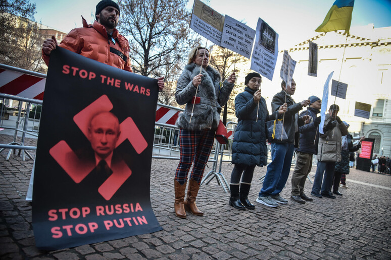 Cartelli contro Putin in occasione della prima della Scala - RIPRODUZIONE RISERVATA