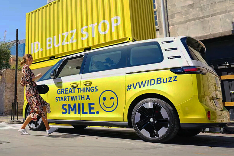 Volkswagen ID.Buzz, prime uscite in vista del lancio © ANSA/Volkswagen Media
