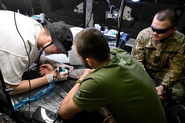 Soldati ucraini si tatuano a Kiev © ANSA/AFP