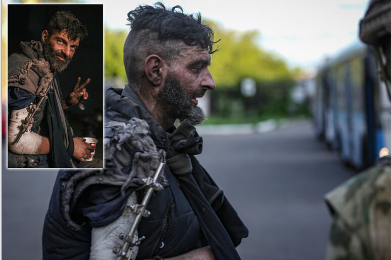 Ucraina, evacuato anche uno dei miliziani simbolo della resistenza della Azovstal - RIPRODUZIONE RISERVATA