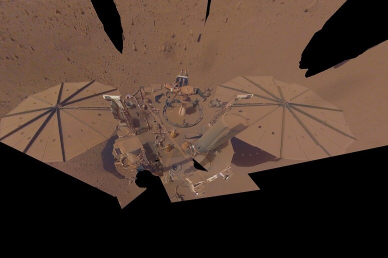Ultimo  'selfie ' per la sonda Insight della Nasa (fonte: NASA/JPL-Caltech) - RIPRODUZIONE RISERVATA