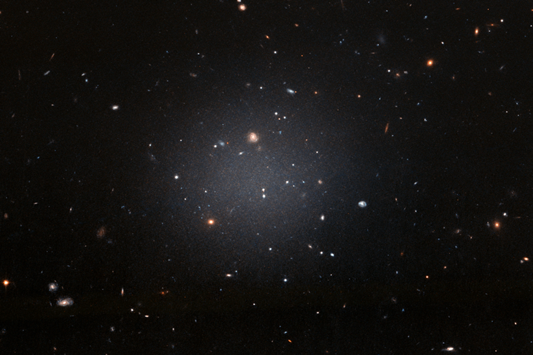 Galassie che sembrano prive di materia oscura, fotografate dal telescopio spaziale Hubble (fonte: NASA/ESA/P. van Dokkum, Yale Univ.) - RIPRODUZIONE RISERVATA