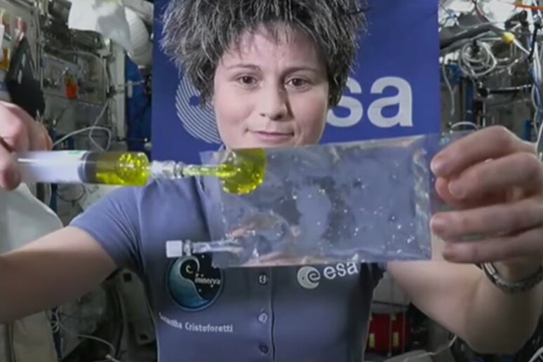 L 'astronauta Samantha Cristoforetti in uno degli esperimenti durante il collegamento con gli studenti (fonte: ESA TV) - RIPRODUZIONE RISERVATA