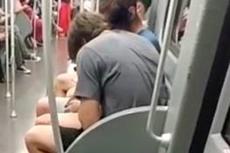 Sniffano cocaina fra i passeggeri in metropolitana - RIPRODUZIONE RISERVATA