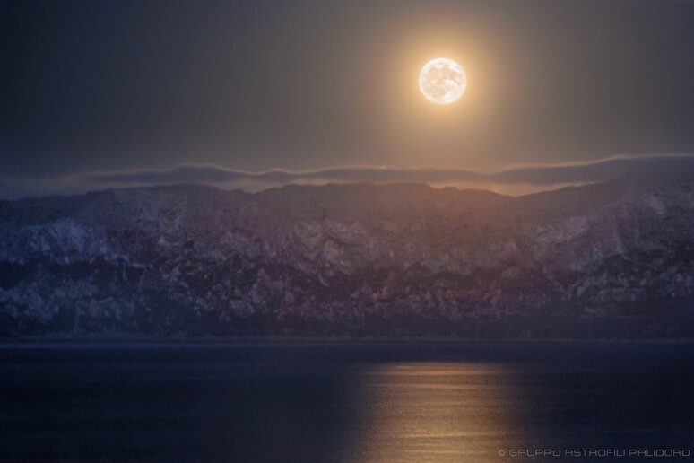 La Superluna del 13 luglio 2022 fotografata dall 'isola di Tavolara, in Sardegna (foto di Francesco Tronci, ottenuta da 55 scatti a esposizioni diverse ed elaborati da Giuseppe Conzo/Gruppo Astrofili Palidoro) - RIPRODUZIONE RISERVATA