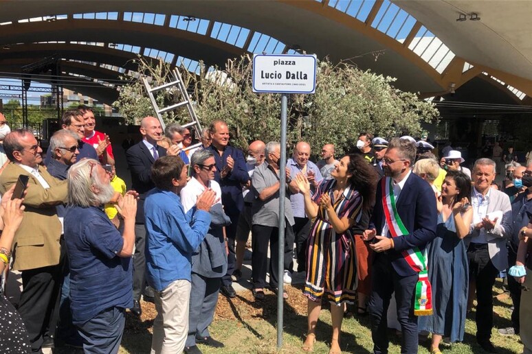 Gianni Morandi inaugura piazza Lucio Dalla a Bologna - RIPRODUZIONE RISERVATA