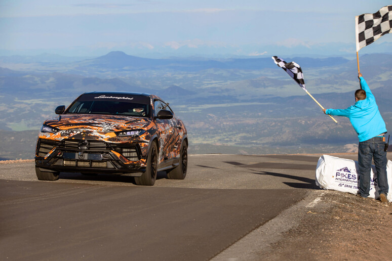Lamborghini Urus Evo, gi? record aspettando lancio ufficiale © ANSA/Sam Cobb