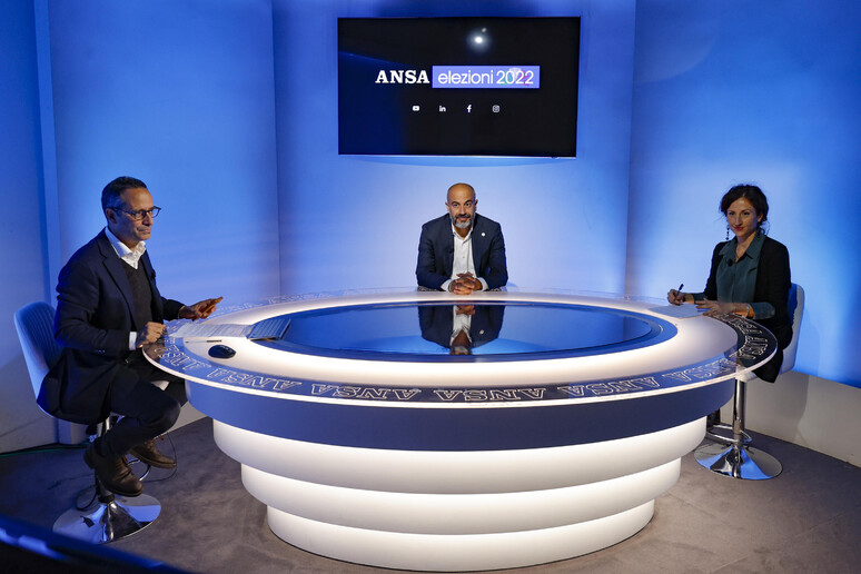 Da sinistra Il direttore dell 'ANSA, Luigi Contu, il leader di Italexit, Gianluigi Paragone e la giornalista Paola Lo Mele - RIPRODUZIONE RISERVATA