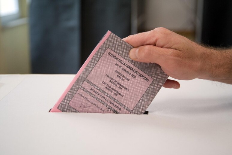 La scheda inserita da un elettore nell 'urna elettorale - RIPRODUZIONE RISERVATA