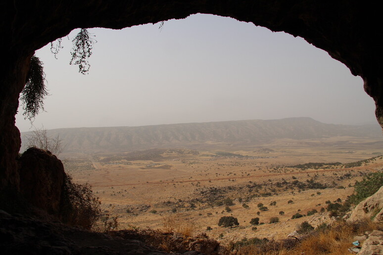 Panorama dalla grotta che mostra le aree pianeggianti ai piedi dei Monti Zagros, nel Kurdistan iracheno, dove è stato prelevato il deposito minerale (Fonte: Cnr-Igg / Università degli Studi di Milano) - RIPRODUZIONE RISERVATA