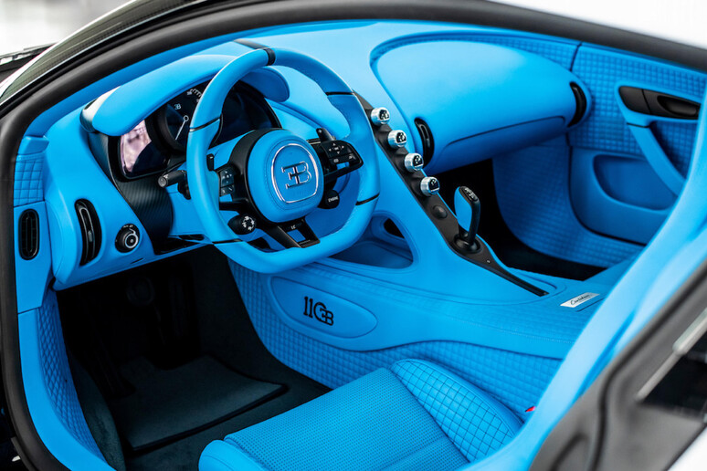 Bianca con interno azzurro, ecco l 'ultima Bugatti Centodieci - RIPRODUZIONE RISERVATA