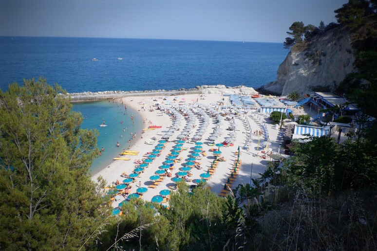 Sirolo (Ancona) sul mare Adriatico, la spiaggia con ombrelloni e stabilimenti balneari - RIPRODUZIONE RISERVATA
