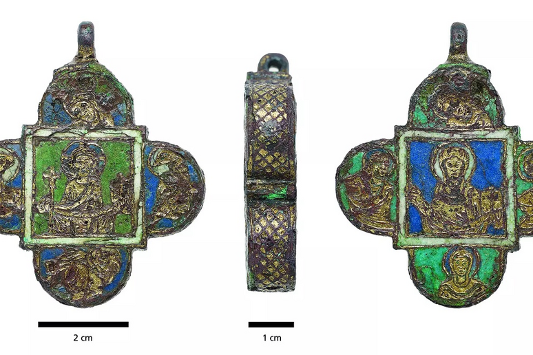 Reliquie medievali in un ciondolo scoperto tra i rifiuti (fonte: Sabine Steidl / LEIZA) - RIPRODUZIONE RISERVATA