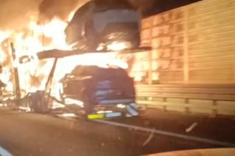 Bisarca prende fuoco sulla A21, autostrada chiusa e km di code - RIPRODUZIONE RISERVATA
