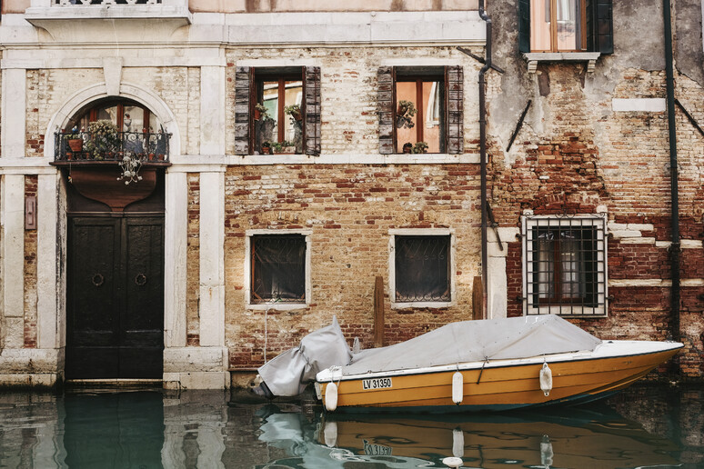 Gli episodi di acqua alta a Venezia stanno diventando sempre più numerosi e sempre più gravi (fonte: freepik) - RIPRODUZIONE RISERVATA
