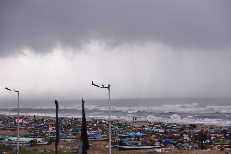 Allarme rosso per forti piogge a Chennai in vista del ciclone Michaung