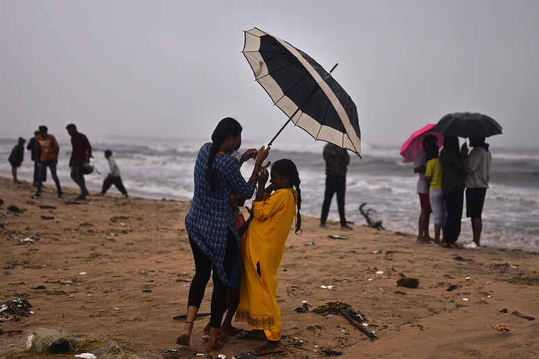 Allarme rosso per forti piogge a Chennai in vista del ciclone Michaung