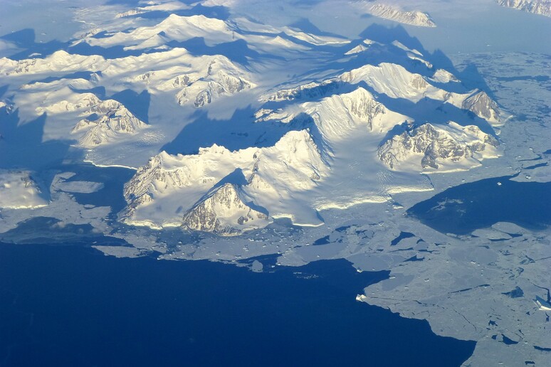 Veduta aerea della Penisola Antartica (fonte: NASA / Maria-Jose Vinas, da Wikipedia) - RIPRODUZIONE RISERVATA