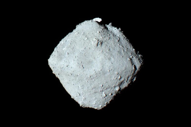 L 'asteroide Ryugu (fonte: ISAS/JAXA) - RIPRODUZIONE RISERVATA