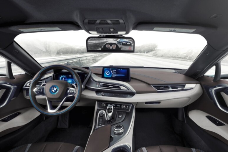 BMW brevetta specchietti digitali contro gli angoli ciechi - RIPRODUZIONE RISERVATA