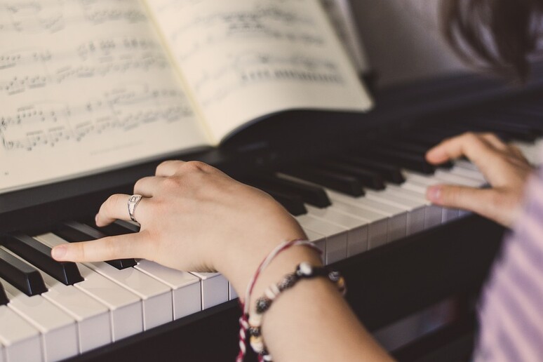 Il cervello ‘zippa’ le informazioni necessarie per suonare il pianoforte (fonte: Pixabay) - RIPRODUZIONE RISERVATA