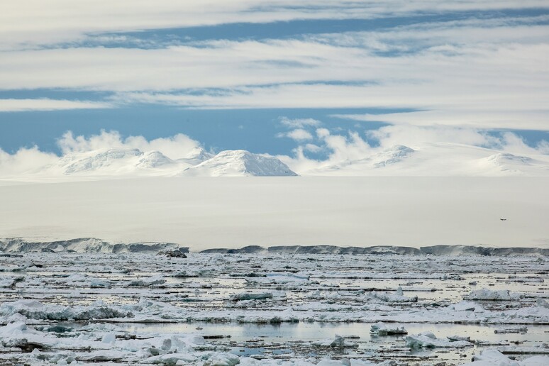 La piattaforma di ghiaccio che si estende a Nord-Est della Penisola antartica (fonte: Andrew Shiva / Wikipedia / CC BY-SA 4.0) - RIPRODUZIONE RISERVATA