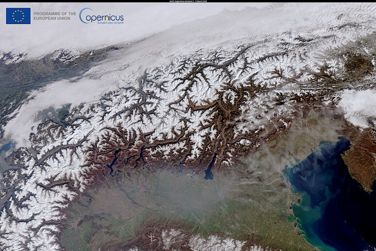 Record negative per la copertura nevosa sulle Alpi occidentali (fonte: Ue, Copernicus Sentinel-3) - RIPRODUZIONE RISERVATA