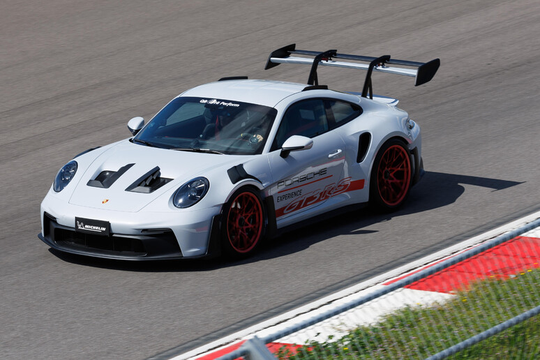 Porsche 911 Gt3 Rs, nessun compromesso per la super sportiva © ANSA/Web