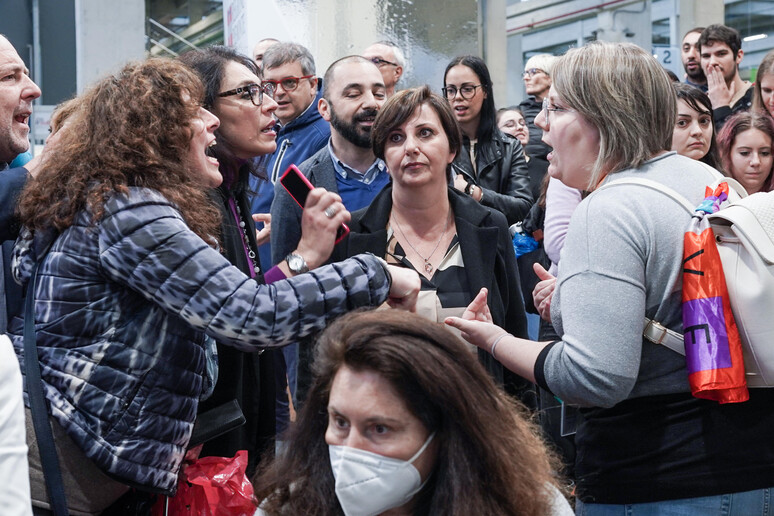 Attiviste contestano ministra Roccella al Salone del libro - RIPRODUZIONE RISERVATA