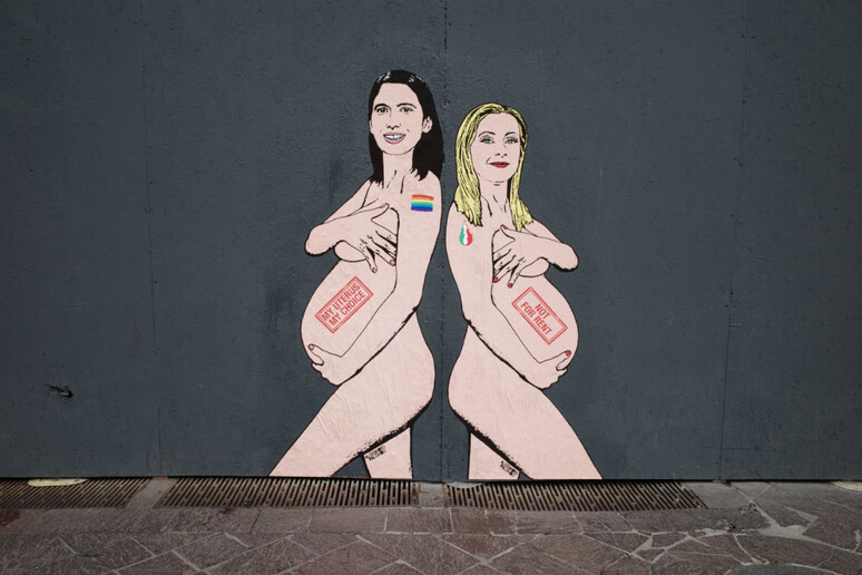 Schlein e Meloni ritratte nude e incinte sui muri di MilanoOpera di aleXsandro Palombo sulla maternità surrogata - RIPRODUZIONE RISERVATA