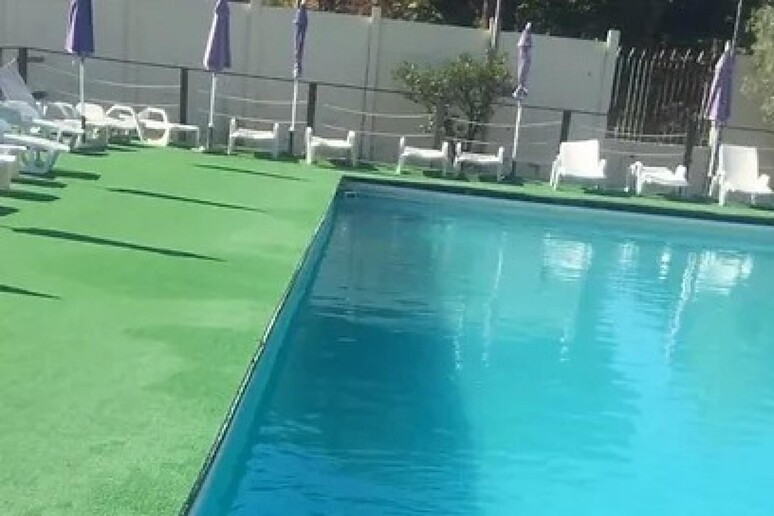 Bimbo muore annegato in piscina a Roma - RIPRODUZIONE RISERVATA