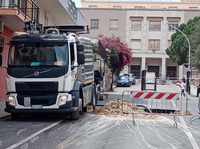 Maltempo: si apre profonda voragine a Cagliari, strada chiusa - RIPRODUZIONE RISERVATA