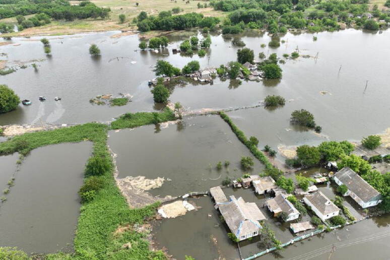 Inondazioni dopo l 'esplosione della diga - RIPRODUZIONE RISERVATA