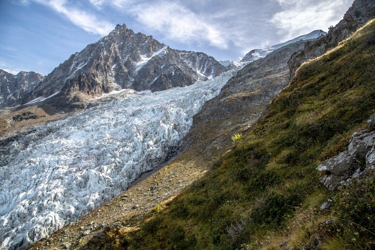 Il ghiacciaio dei Bossons, sul Monte Bianco (fonte: George Hodan, da PublicDomainPictures) - RIPRODUZIONE RISERVATA