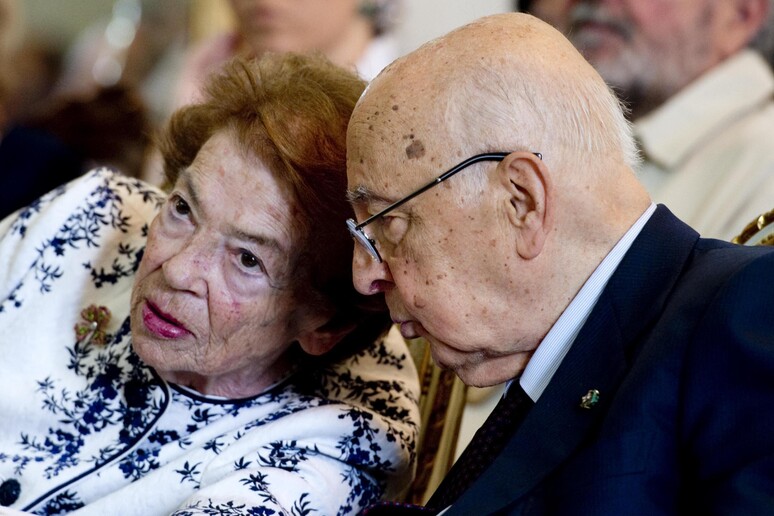 Il presidente emerito della Repubblica Giorgio Napolitano, accompagnato dalla moglie Clio - RIPRODUZIONE RISERVATA
