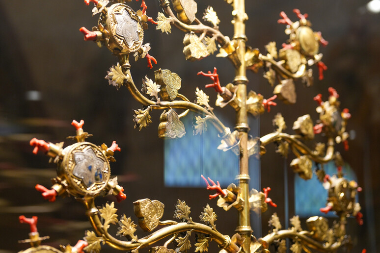 Albero d 'oro di Lucignano, ritrovati pezzi a 100 anni dal furto - RIPRODUZIONE RISERVATA