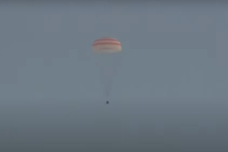 Il rientro della Soyuz, poco prima dell 'atterraggio (fonte: NASA TV) - RIPRODUZIONE RISERVATA