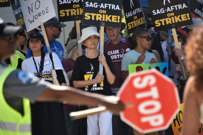 Hollywood, lo sciopero degli sceneggiatori termina oggi © ANSA/AFP